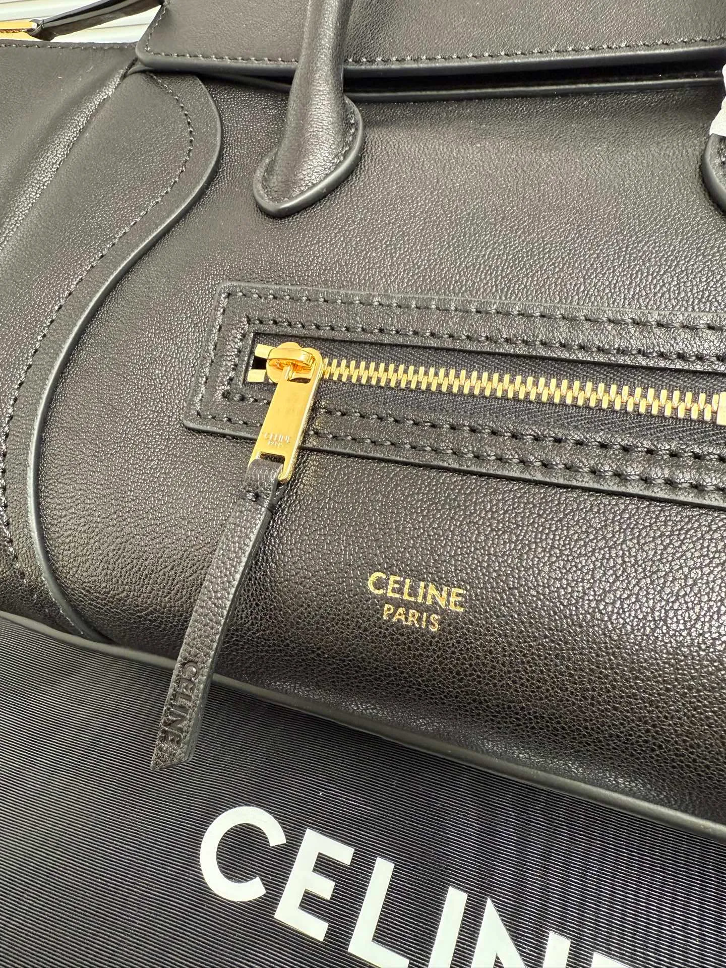 Batch 1760. 15.2 X 4.5 X 6.5 inches (38.5 X 11.5 2 handles, length 4.33 inches (11 cm) Studs at bottom No.: 124213